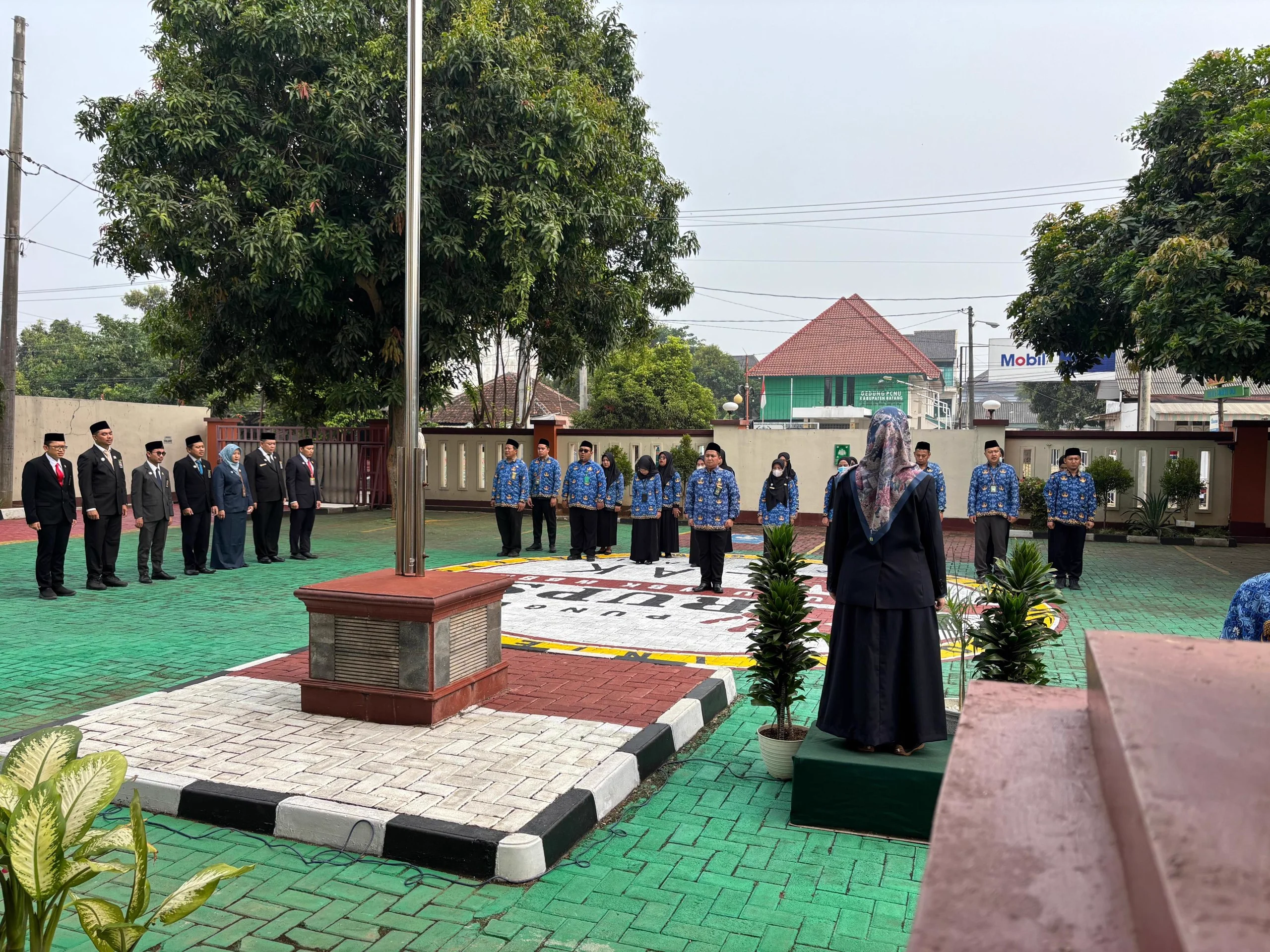 Suasana Barisan Upacara Hari Sumpah Pemuda ke-98 di Halaman Pengadilan Agama Batang